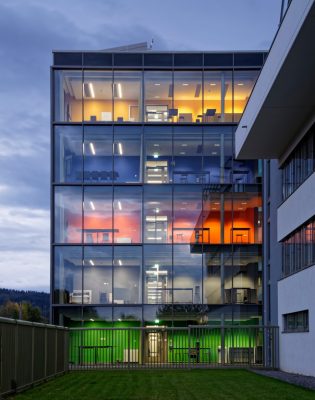 Das neue Gebäude 4 der badenova in Freiburg erhielt 2021 die höchste "Platin" Auszeichnung der DGNB.